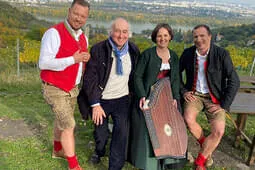 Mit Zither Virtuosin Barbara Laister Ebner (Wiener Philharmoniker Neujahrskonzert), Produzent und Arrangeur Dr. Paul Hertel und Lois Manzl